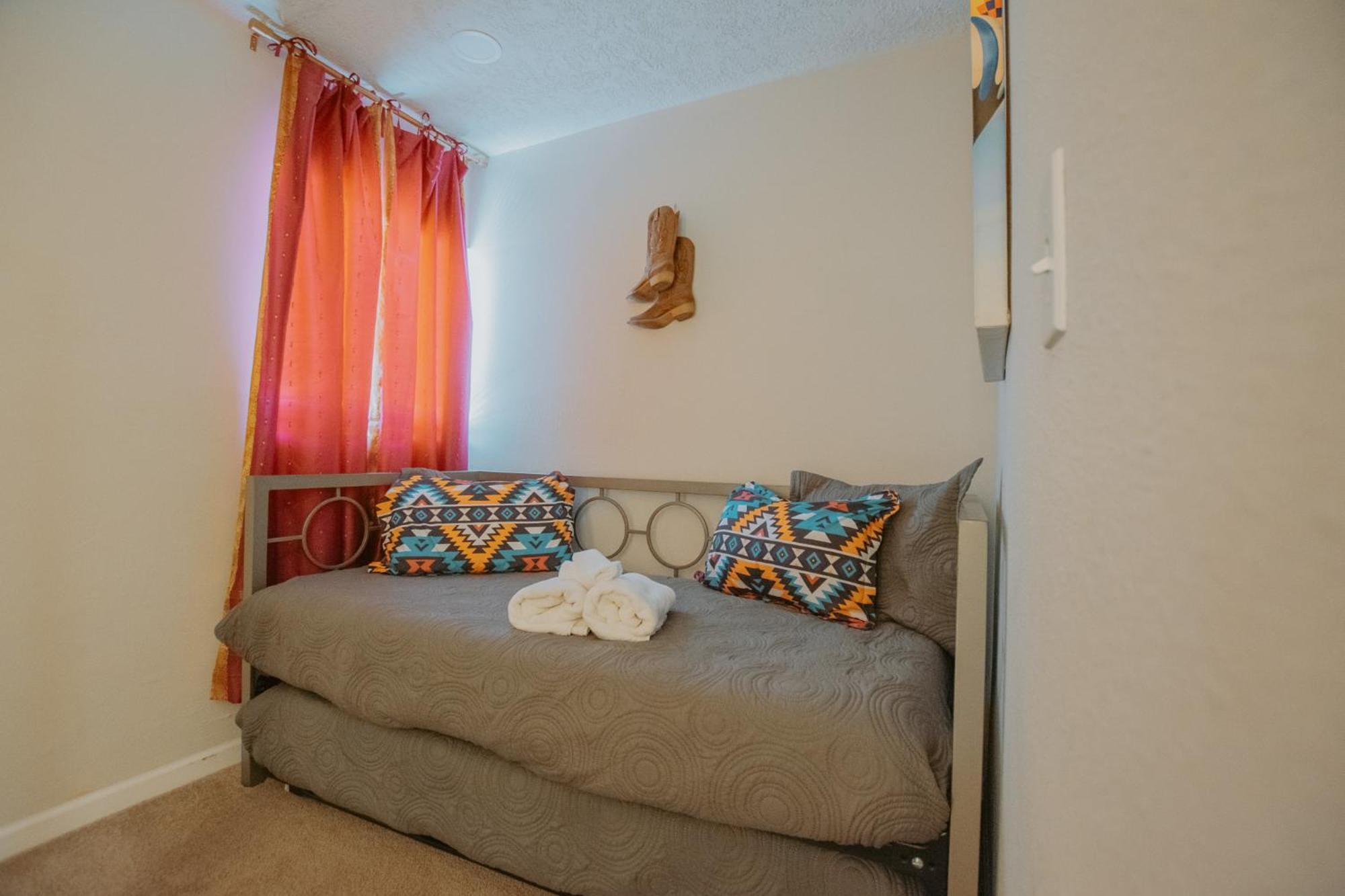 Cowboy Den-Hot Tub-Game Room-Pet Friendly-No Pet Fees! アルバカーキ エクステリア 写真