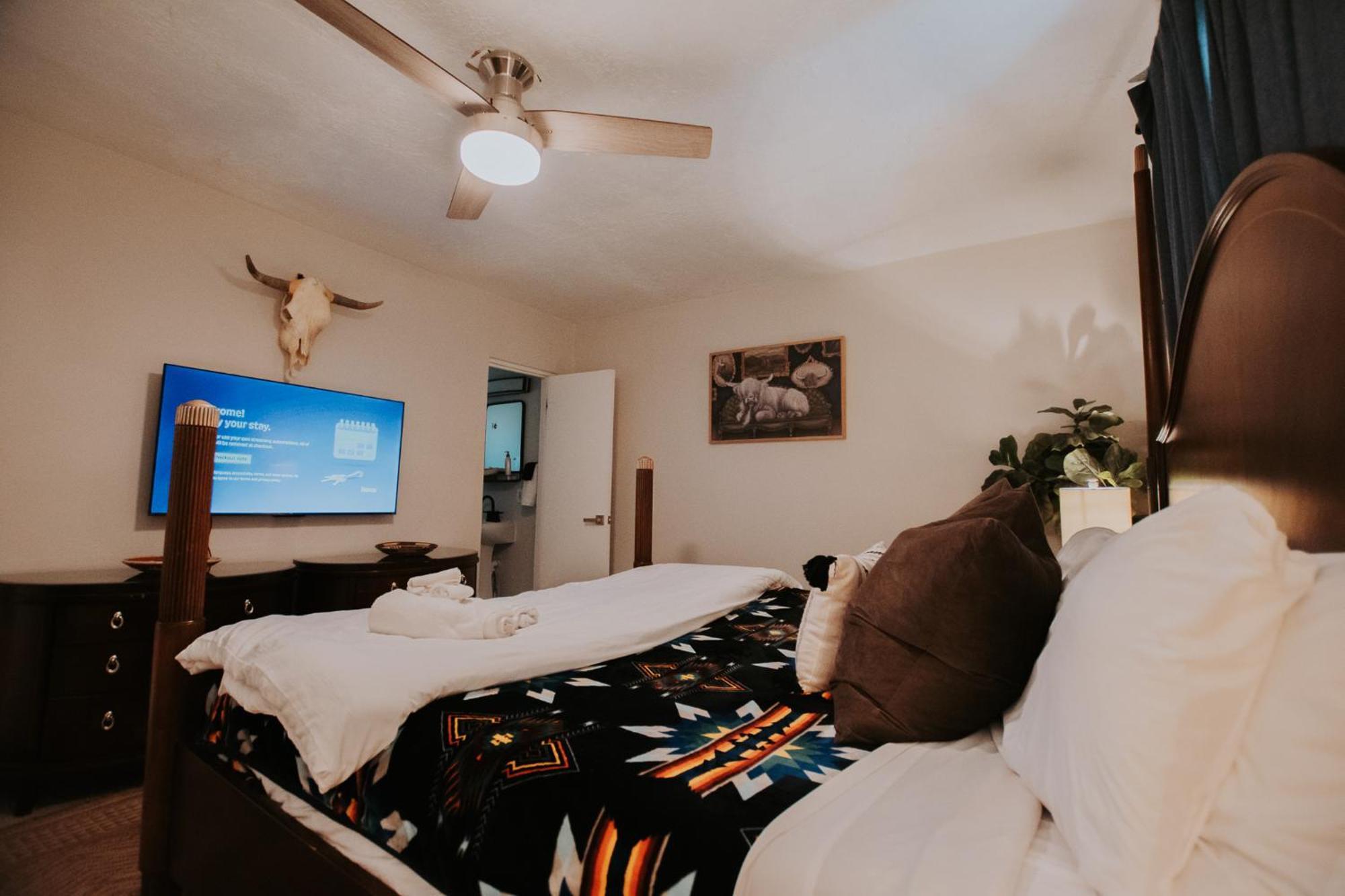 Cowboy Den-Hot Tub-Game Room-Pet Friendly-No Pet Fees! アルバカーキ エクステリア 写真
