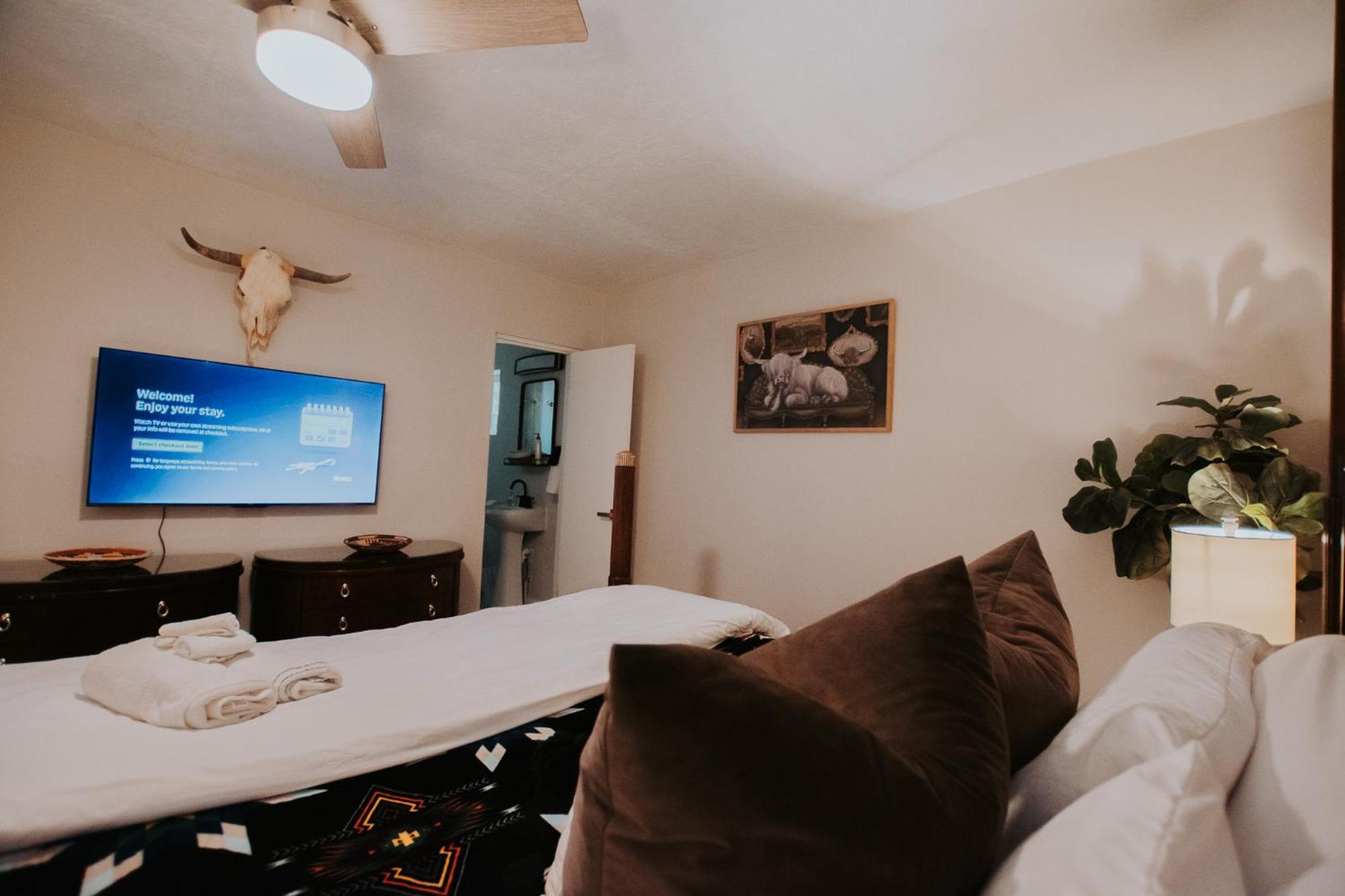 Cowboy Den-Hot Tub-Game Room-Pet Friendly-No Pet Fees! アルバカーキ エクステリア 写真